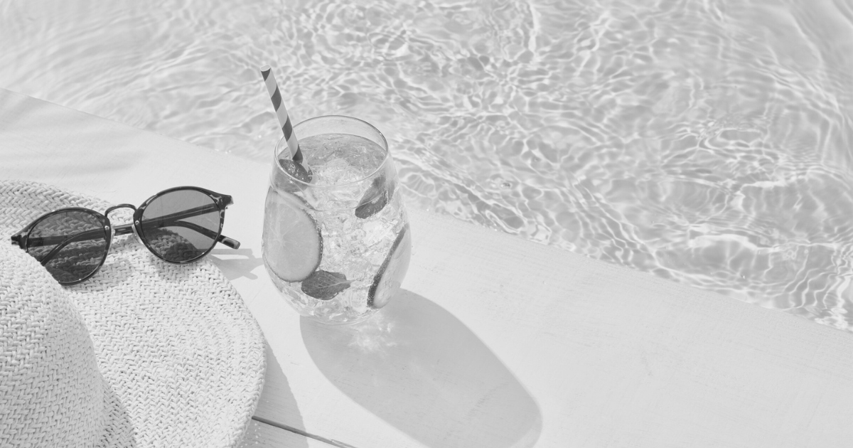 Pessoa relaxando na praia com laptop, simbolizando vendas de verão sem stress.
