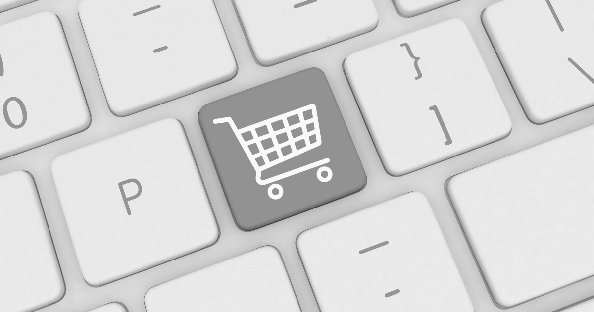 Empreendedora(o) a trabalhar num espaço real (casa, loja, café), com um dispositivo na mão e ar confiante. Luz natural, cenário autêntico.